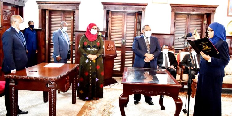 DK. MWINYI AWAAPISHA MAKATIBU WAKUU