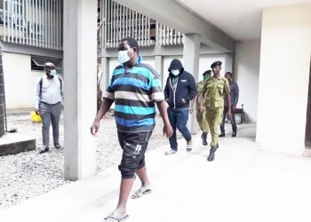 WATATU KIZIMBANI WAKITUHUMIWA KUSAFIRISHA HEROIN