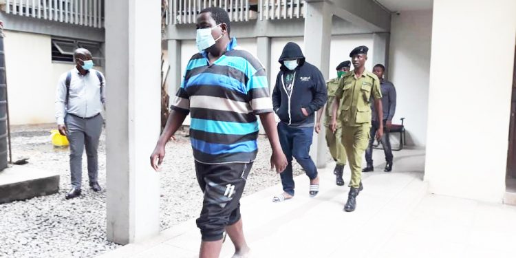 WATATU KIZIMBANI WAKITUHUMIWA KUSAFIRISHA HEROIN