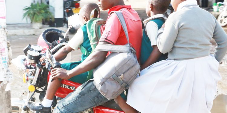 POLISI YAPIGA ‘STOP’ BODABODA KUBEBA WANAFUNZI