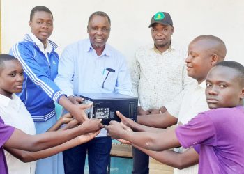 WAZIRI NDAKI AKABIDHI KOMPYUTA, PRINTA KUHAMASISHA SOMO LA TEHAMA