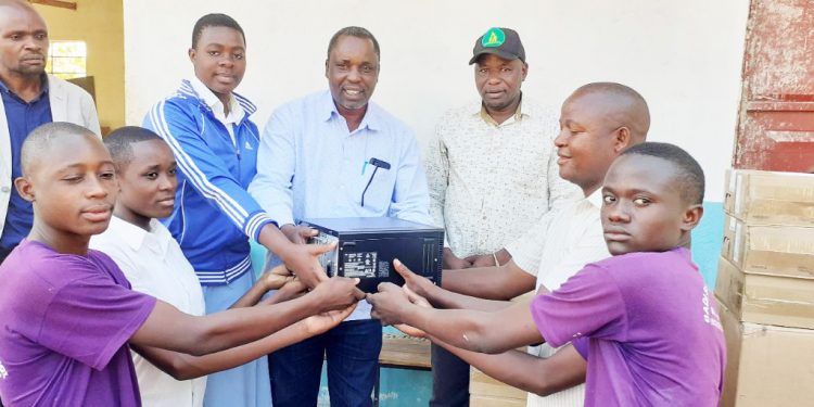 WAZIRI NDAKI AKABIDHI KOMPYUTA, PRINTA KUHAMASISHA SOMO LA TEHAMA