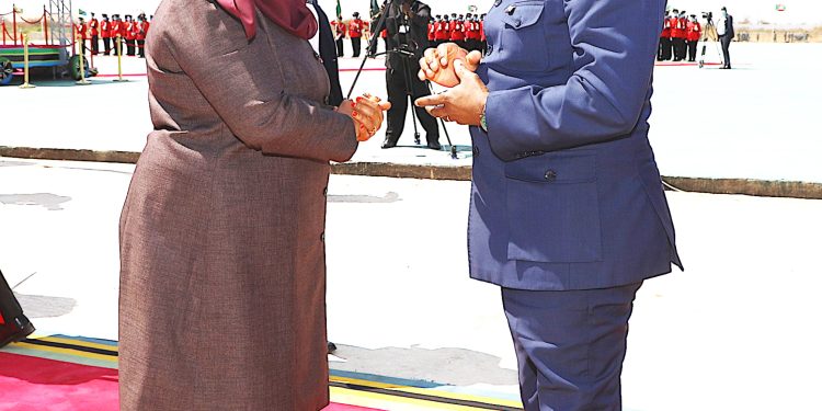 RAIS SAMIA AMPOKEA RAIS WA BURUNDI NDAYISHIMIYE KUANZA ZIARA YA SIKU NCHINI