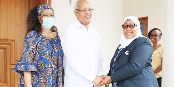 RAIS SAMIA AMTEMBELEA WAZIRI MKUU MSTAAFU LOWASSA