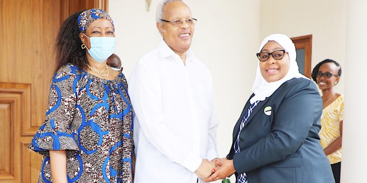 RAIS SAMIA AMTEMBELEA WAZIRI MKUU MSTAAFU LOWASSA