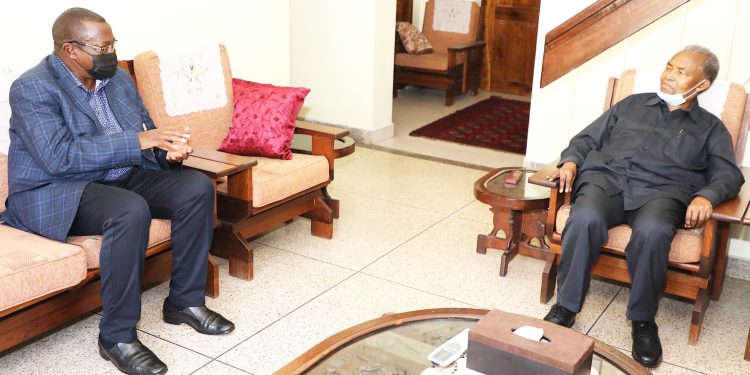 MAKAMU WA RAIS DKT.MPANGO AMTEMBELEA WAZIRI MKUU MSTAAFU CLEOPA DAVID MSUYA