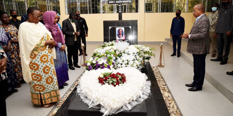 DK. MWINYI AZURU KABURI LA JPM