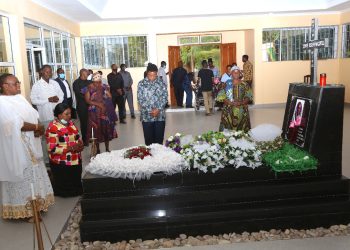 MAJALIWA AZURU KABURI LA JPM