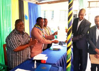 KAFULILA AKABIDHI LESENI UCHIMBAJI MADINI HALMASHURI ZA BARIADI