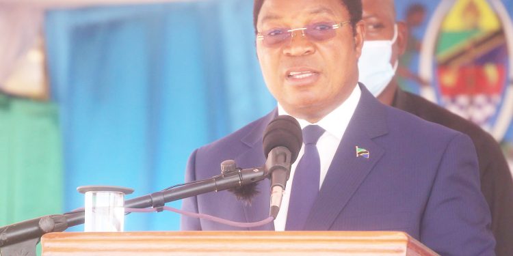 MAJALIWA ATANGAZA NEEMA KWA WATUMISHI WA UMMA