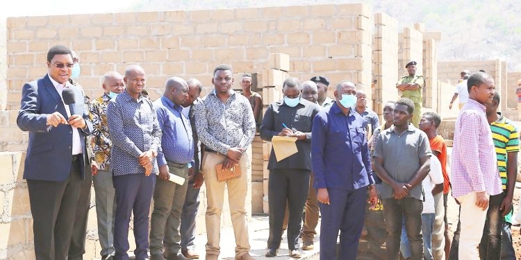 MAJALIWA AZITEGA KAMATI ZA UJENZI MIRADI YA MAENDELEO