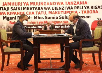 RAIS SAMIA ASHUHUDIA UTIAJI SAINI MKATABA WA UJENZI WA RELI YA KISASA (SGR) KUTOKA MAKUTUPORA (SINGIDA) HADI TABORA