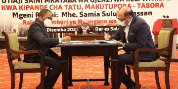 RAIS SAMIA ASHUHUDIA UTIAJI SAINI MKATABA WA UJENZI WA RELI YA KISASA (SGR) KUTOKA MAKUTUPORA (SINGIDA) HADI TABORA