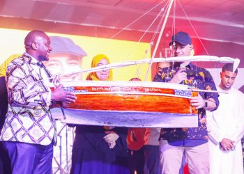 WAZIRI MCHENGERWA AMTUNUKU ZAWADI YA MFANO WA MELI MAHER ZAIN