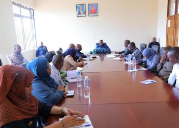 Watendaji wa Idara ya Uratibu wa Shughuli za SMZ Dodoma wakimsikiliza kwa makini Makamu wa Pili wa Rais wa Zanzibar Mhe. Hemed Suleiman Abdulla alipofika Ofisi za Idara hiyo zilizopo Dodoma kukagua na kujua uendeshaji wa Ofisi hiyo.