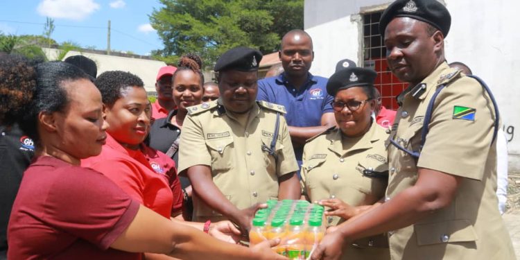 POLISI WAWAFARIJI WAGONJWA KATIKA HOSPITALI KUU YA JESHI