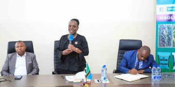 WAZIRI PROF. NDALICHAKO AKIPONGEZA KIWANDA CHA MBOLEA CHA (ITRACOM) KWA UTEKELEZAJI SHERIA ZA KAZI