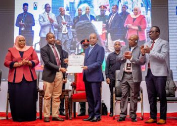 RAIS MWINYI AKABIDHI CHETI CHA SHUKURANI YA UDHAMINI e-GA