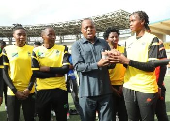 KATIBU MKUU MSIGWA WIZARA YA UTAMADUNI, SANAA NA MICHEZO AKABIDHI TWIGA STARS MILIONI 10 ZA GOLI LA MAMA