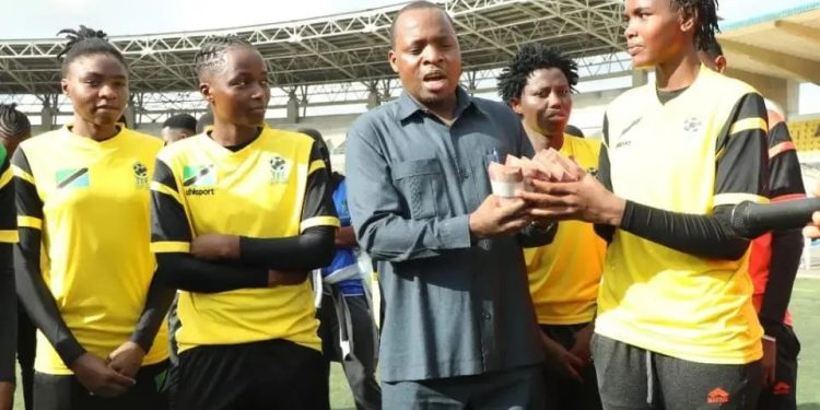 KATIBU MKUU MSIGWA WIZARA YA UTAMADUNI, SANAA NA MICHEZO AKABIDHI TWIGA STARS MILIONI 10 ZA GOLI LA MAMA