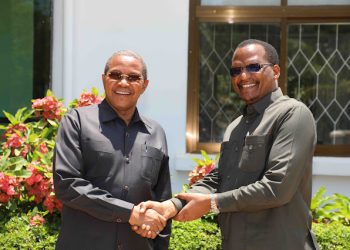 DKT. KIKWETE AKUTANA NA KATIBU MKUU WA WIZARA YA AFYA DKT. JOHN JINGU  DAR ES SALAAM