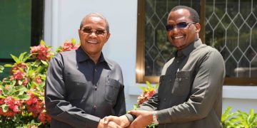 DKT. KIKWETE AKUTANA NA KATIBU MKUU WA WIZARA YA AFYA DKT. JOHN JINGU  DAR ES SALAAM