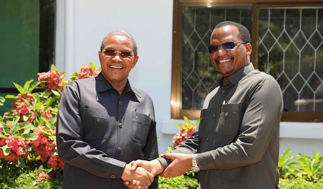 DKT. KIKWETE AKUTANA NA KATIBU MKUU WA WIZARA YA AFYA DKT. JOHN JINGU  DAR ES SALAAM