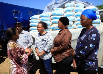 MHE. MNDEME AKABIDHI MISAADA KWA WAATHIRIKA WA MAFURIKO HANANG