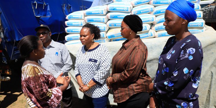 MHE. MNDEME AKABIDHI MISAADA KWA WAATHIRIKA WA MAFURIKO HANANG