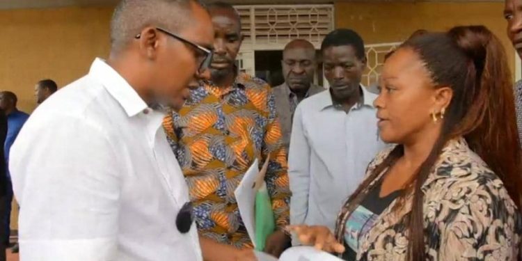 WAZIRI SILAA AMWAGIWA SIFA SHINYANGA