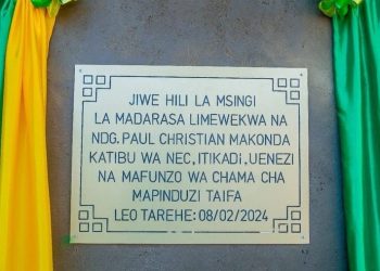 KATIBU NEC AWEKA JIWE LA MSINGI SHULE YA MSINGI IVUMWE