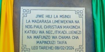 KATIBU NEC AWEKA JIWE LA MSINGI SHULE YA MSINGI IVUMWE