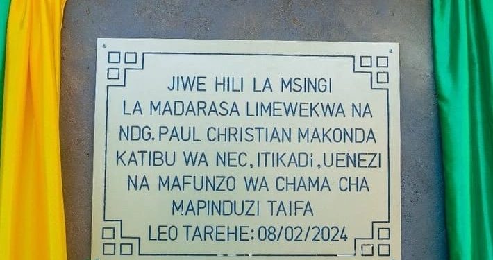 KATIBU NEC AWEKA JIWE LA MSINGI SHULE YA MSINGI IVUMWE