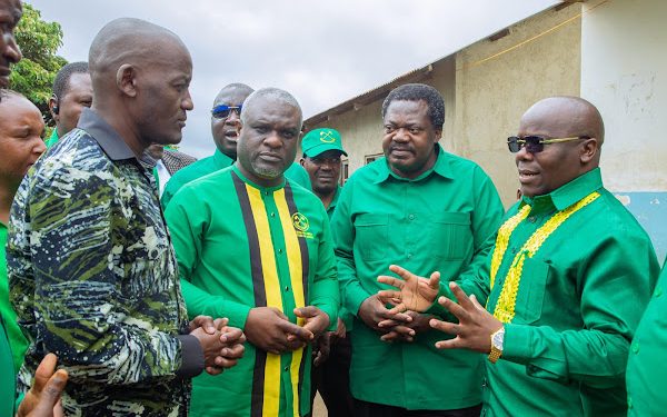 DK. NCHIMBI AWATEMBELEA WAATHIRIKA WA MAPOROMOKO YA MATOPE MBEYA