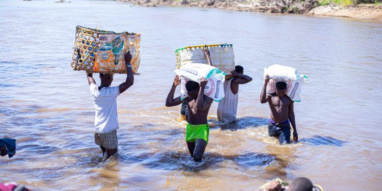 WANANCHI KIRANJERANJE KUWEKA KAMBI KUHAKIKISHA BARABARA INAPITIKA